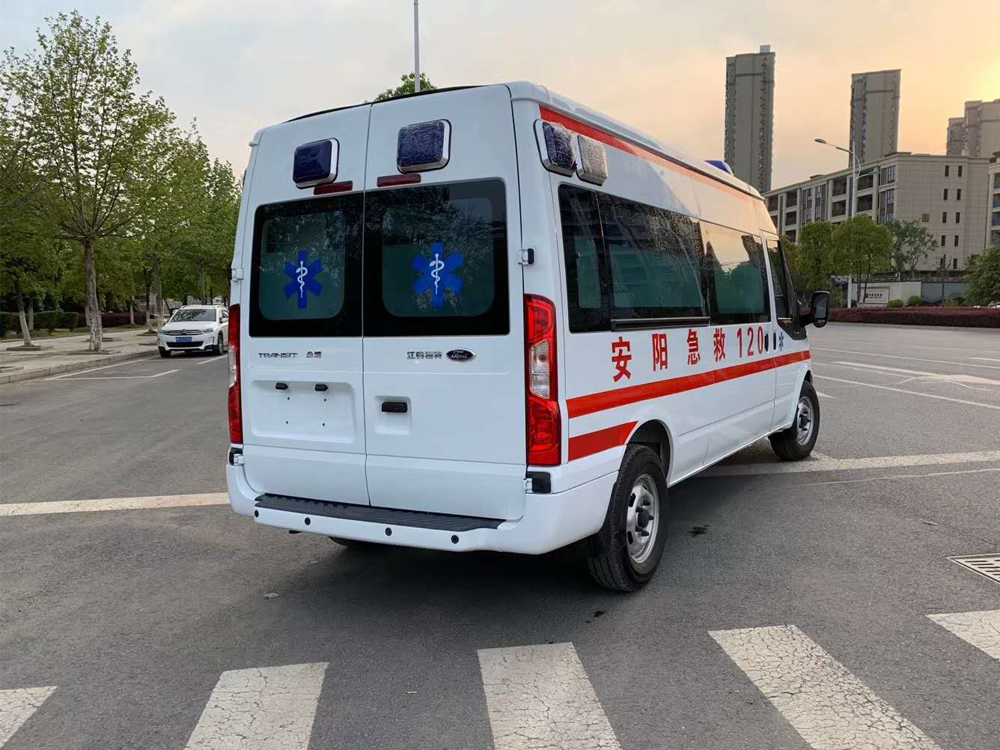國(guó)六福特V348長(zhǎng)軸中頂救護(hù)車(chē)